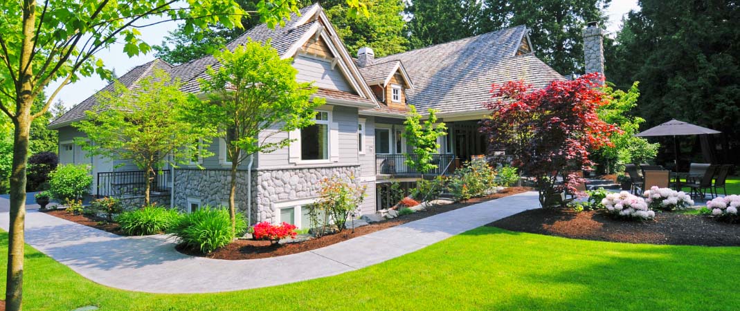 House with a great landscape - Urbandale Lawn and Landscaping Services